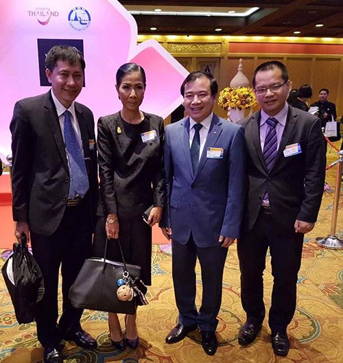 Đoàn Việt Nam tiếp xúc với Bộ trưởng Du lịch và Thể thao Thái Lan Kobkarn Wattanavrangkul